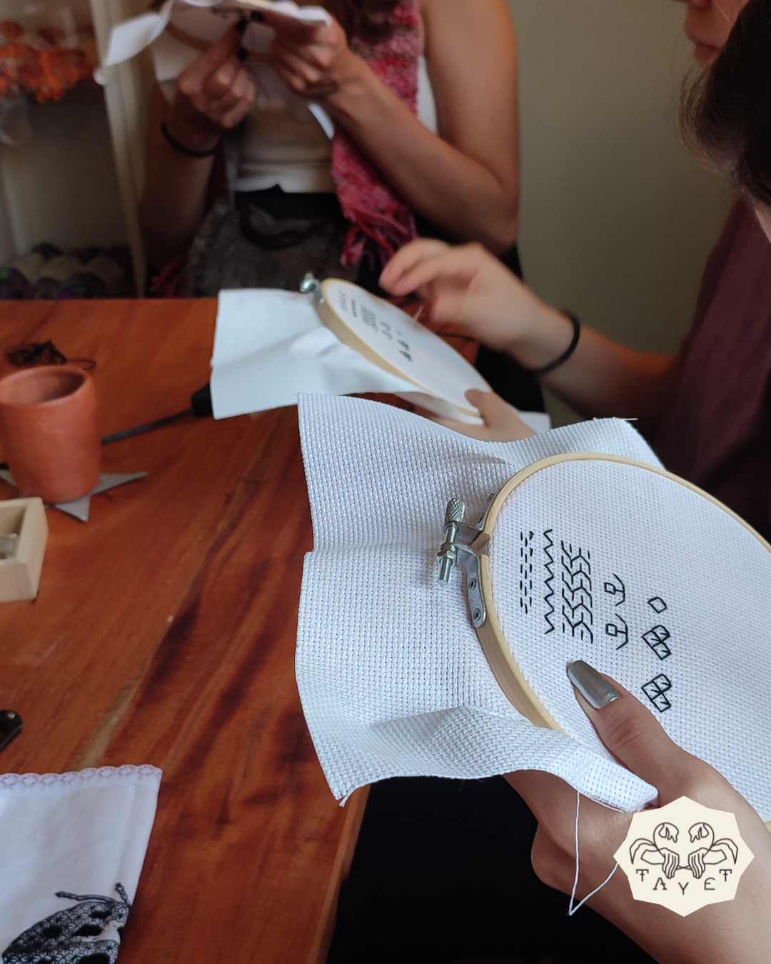 TALLER DE BORDADO BLACKWORK CON HILO DORADO