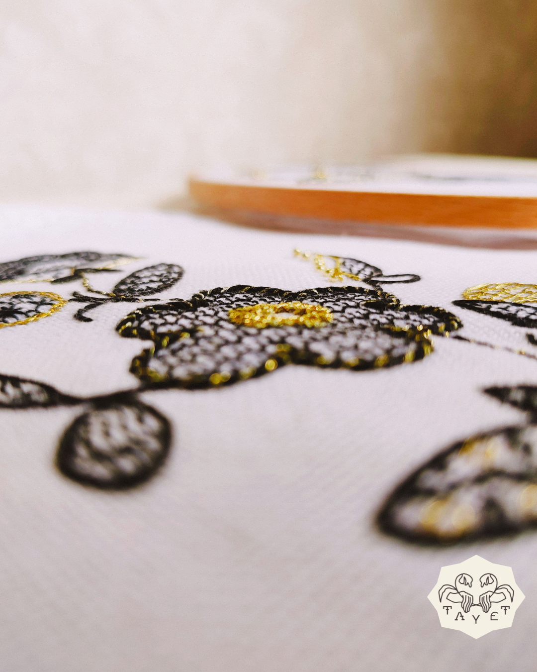 TALLER DE BORDADO BLACKWORK CON HILO DORADO