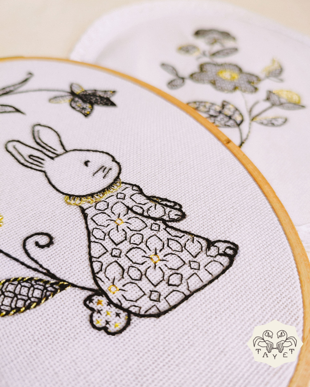 TALLER DE BORDADO BLACKWORK CON HILO DORADO
