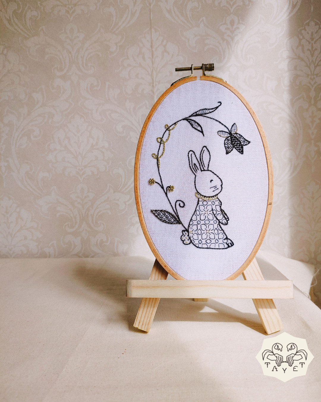 TALLER DE BORDADO BLACKWORK CON HILO DORADO